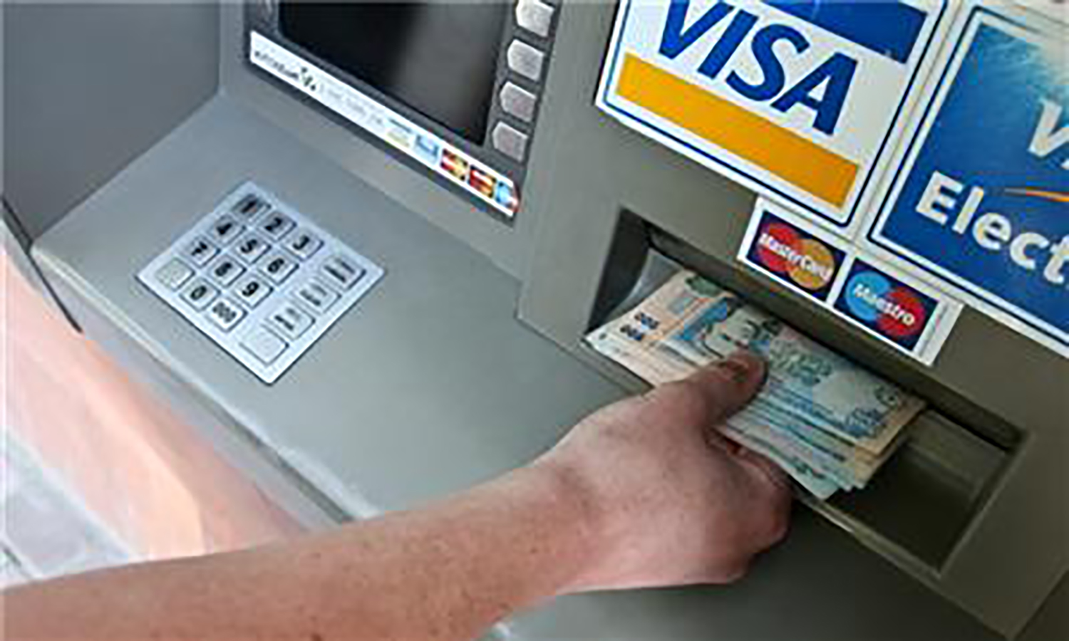 С визы можно снимать деньги. Снятие денег в банкомате. Выдача денег в банкомате. Банкомат гривны. Карта в банкомате.