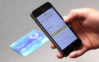 добавьте банковскую карту на iphone, чтобы не вводить на сайтах